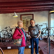 053 We kregen een mooie rondleiding van meneer Jan